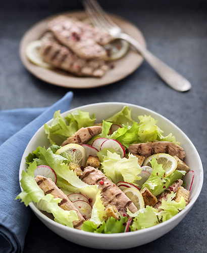 Salad with grilled mackerel fillets, radishes and croutons