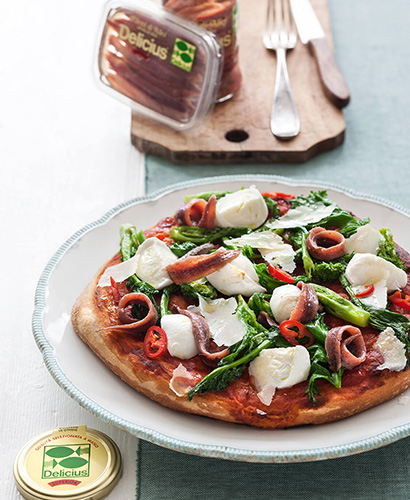 Pizza con le cime di rapa e filetti di Alici Delicius in salsa piccante