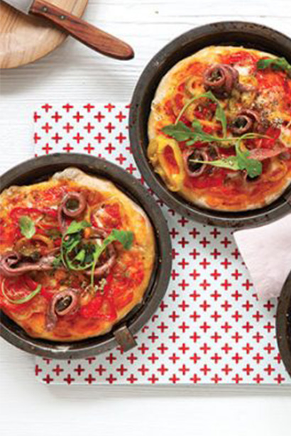 Pizzette con acciughe Delicius con capperi di Pantelleria, pomodoro e peperoni colorati