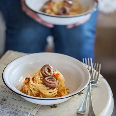 Spaghetti con Crema di Cipolle, Acciughe e Briciole Ricette Delicius | Delicius