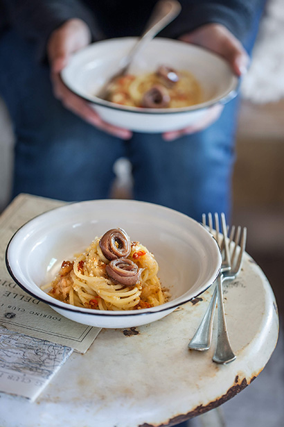 Spaghetti with Onion Cream, Anchovies and Breadcrumbs