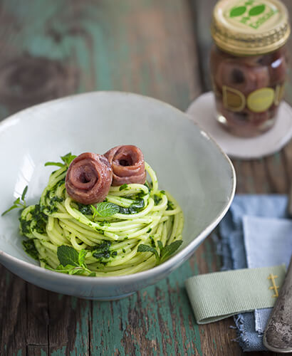 Spaghetti with butter, mint and anchovies