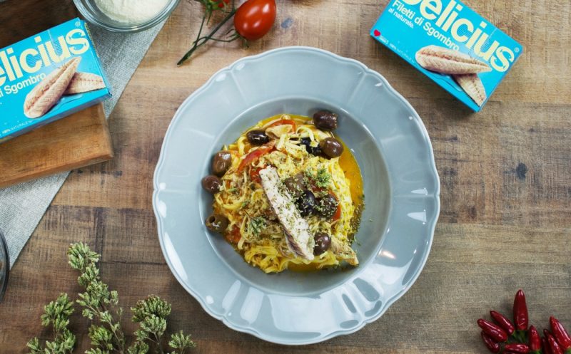 Spaghetti alla chitarra, con sgombro al naturale, pomodorini, olive, capperi e origano