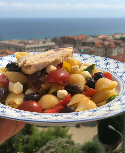 Insalata di pasta con pomodorini, mozzarella, olive, capperi e Sgombro Delicius all’olio d’oliva