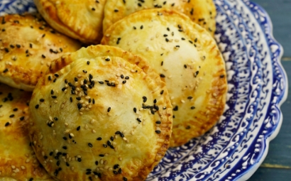 Puff pastry pies filled with Delicius mackerel and mozzarella cheese