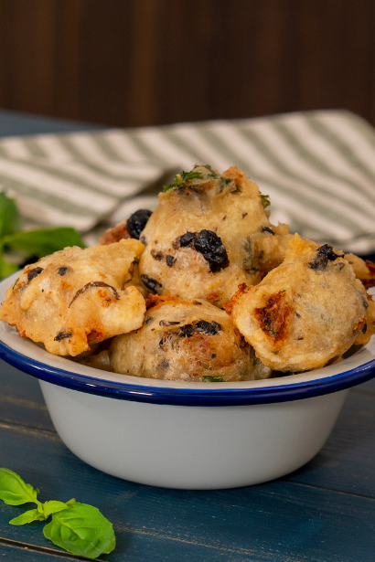 Pettole con olive, basilico e Alici Delicius