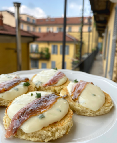 Aperitivo Stracchino maggiorana e Filetti di alici del Mar Cantabrico