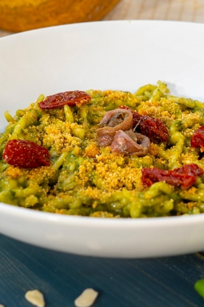 Trofiette with Delicius anchovies and capers pesto
