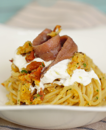 Spaghetti with burrata cheese and Delicius Anchovy fillets from the Cantabrian Sea