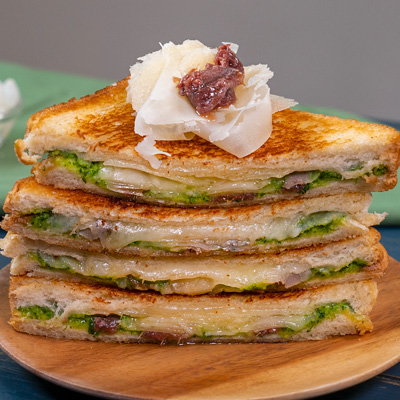 Toast con alici, raspadura e pesto di prezzemolo