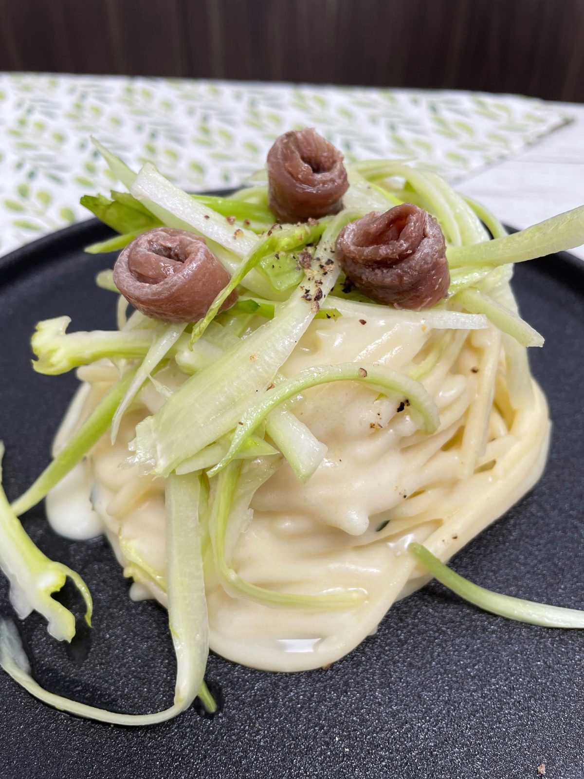 Spaghettone al burro con puntarelle e alici