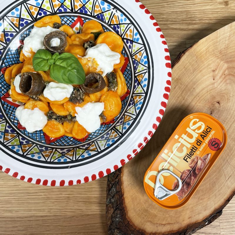 Orecchiette con crema di pomodori freschi, stracciatella e tapenade di Alici