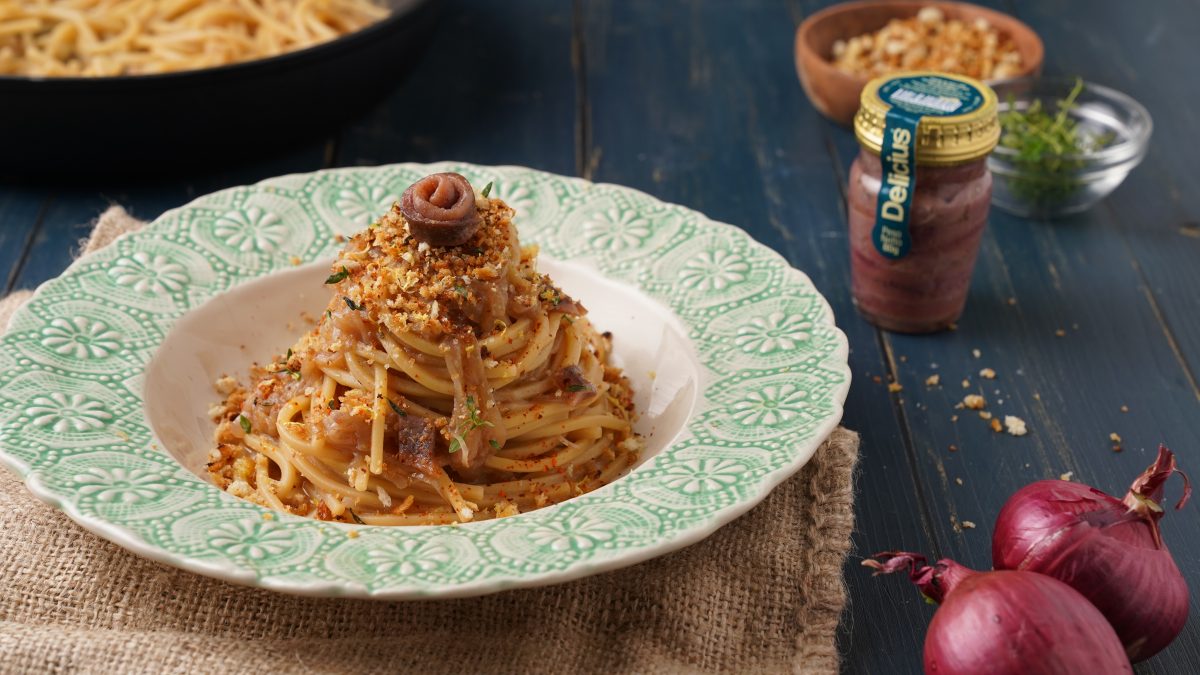 ANCHOVY, ONIONS AND BREADCRMBS SPAGHETTI