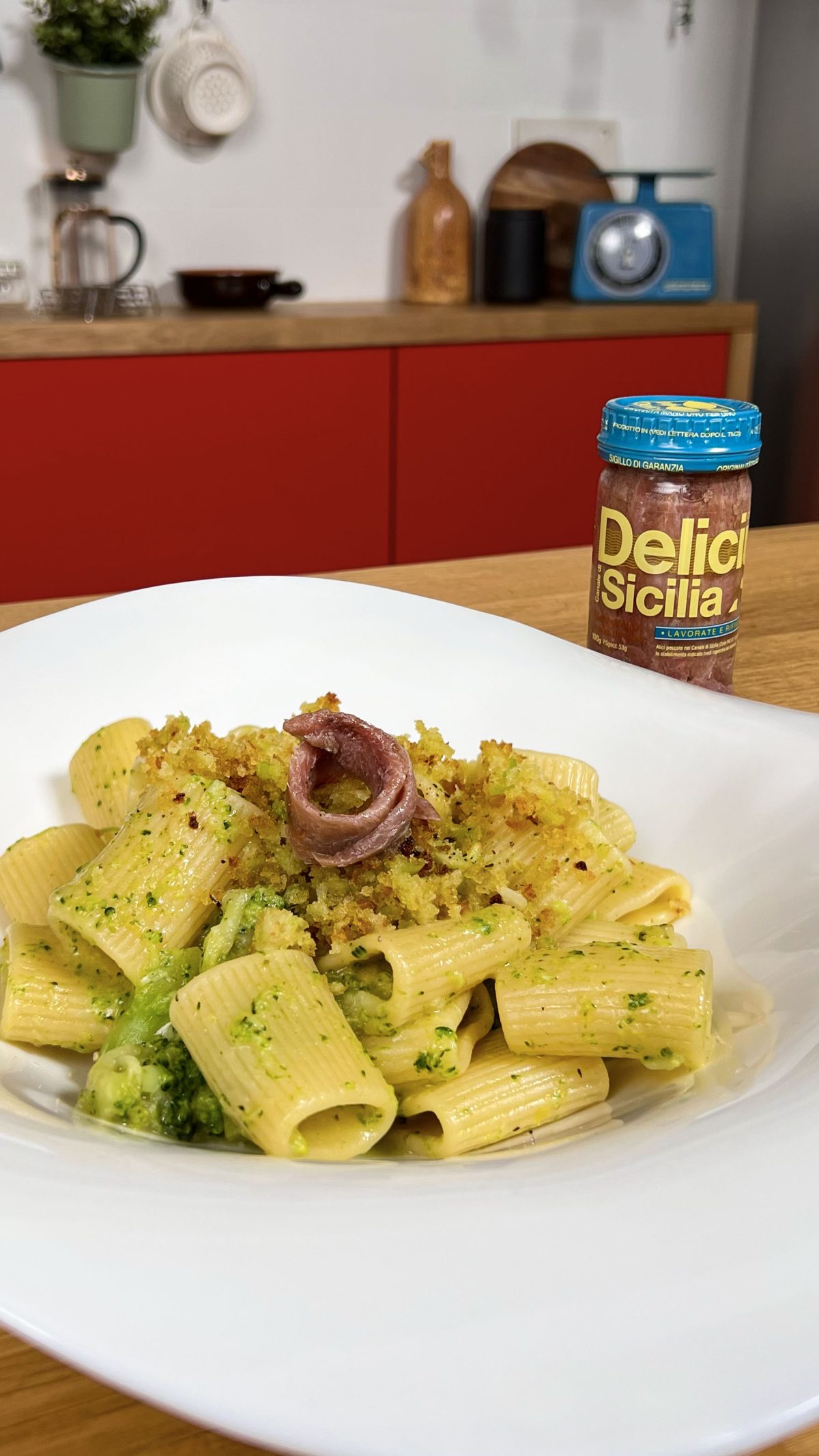MEZZE MANICHE PASTA WITH BROCCOLI, ANCHOVY FILLETS FROM SICILY AND BROCCOLI CRUMBLE