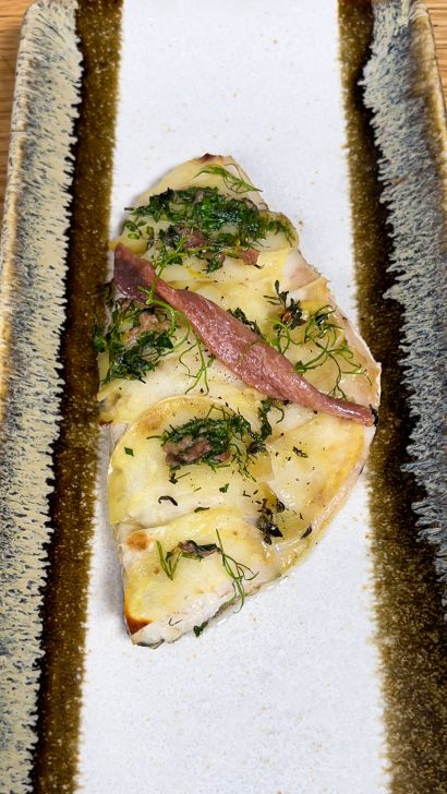 Filetto di branzino in crosta di patate con burro al finocchietto e Alici del Mar Cantabrico
