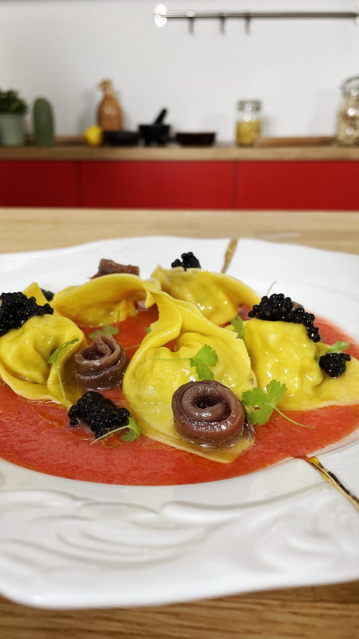 Cappellacci con rana pescatrice, caviale e Alici del Mar Cantabrico