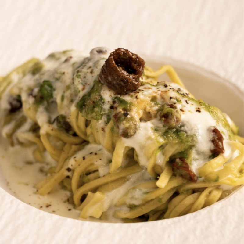 Spaghetti alla chitarra con crema di scarola, Alici in salsa piccante, caciocavallo e uvetta