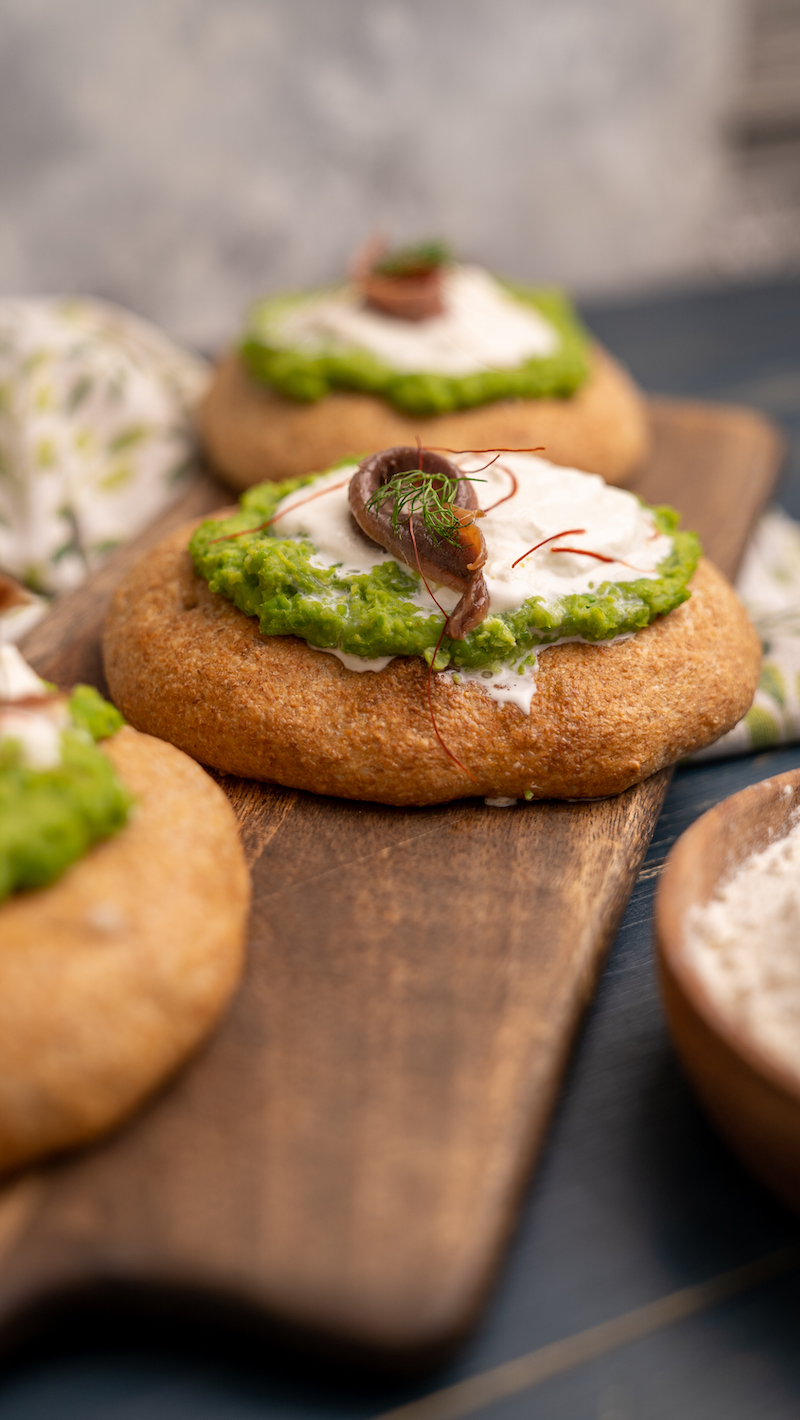 Focaccine olio e sale con crema di piselli, stracciatella e alici