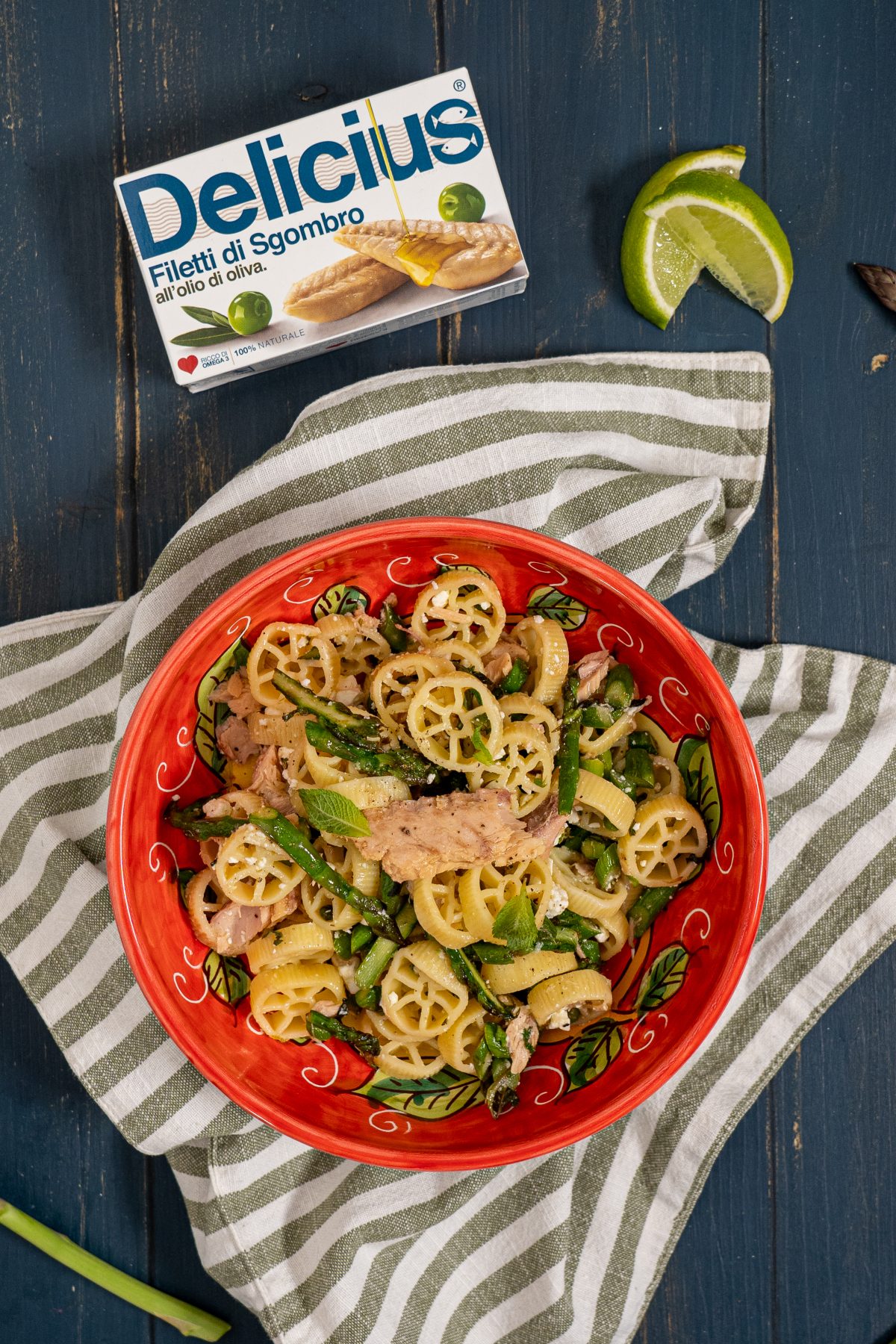 Cold pasta with mackerel, mint asparagus, crumbled feta and lime