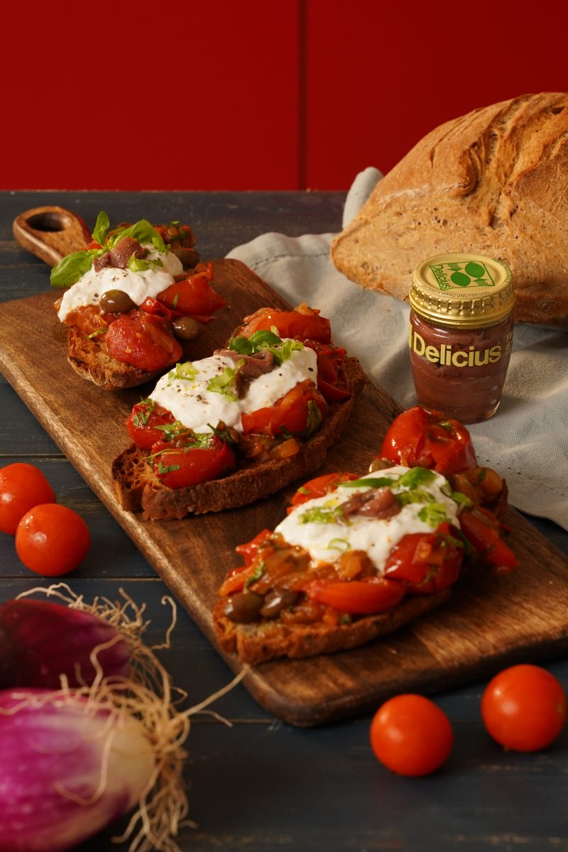 Bruschetta con pomodorini, cipolla di tropea, stracciatella e alici