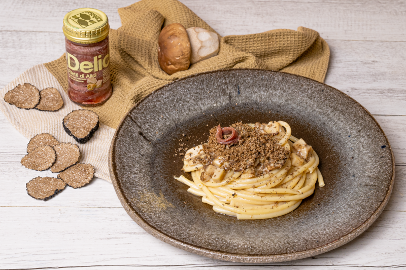 Bucatini con funghi porcini, tartufo e alici al tartufo