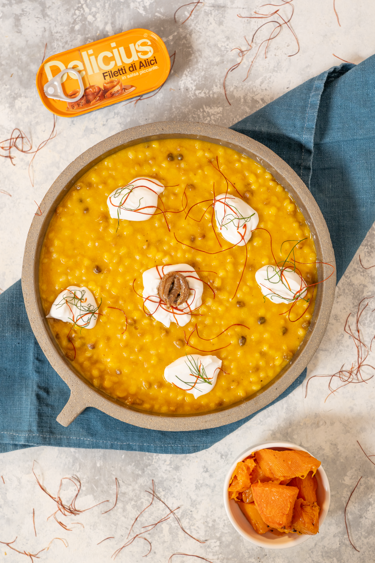 Fregola con crema di zucca, alici in salsa piccante e burrata