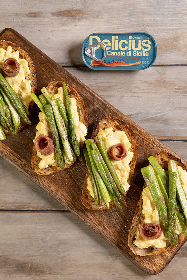 Bruschette con asparagi e insalata di uova sode