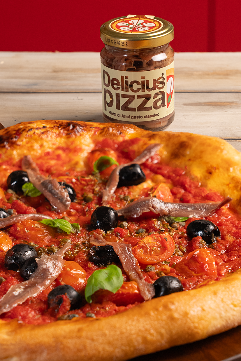 Pizza rossa con alici, pomodorini pachino, olive, capperi e origano