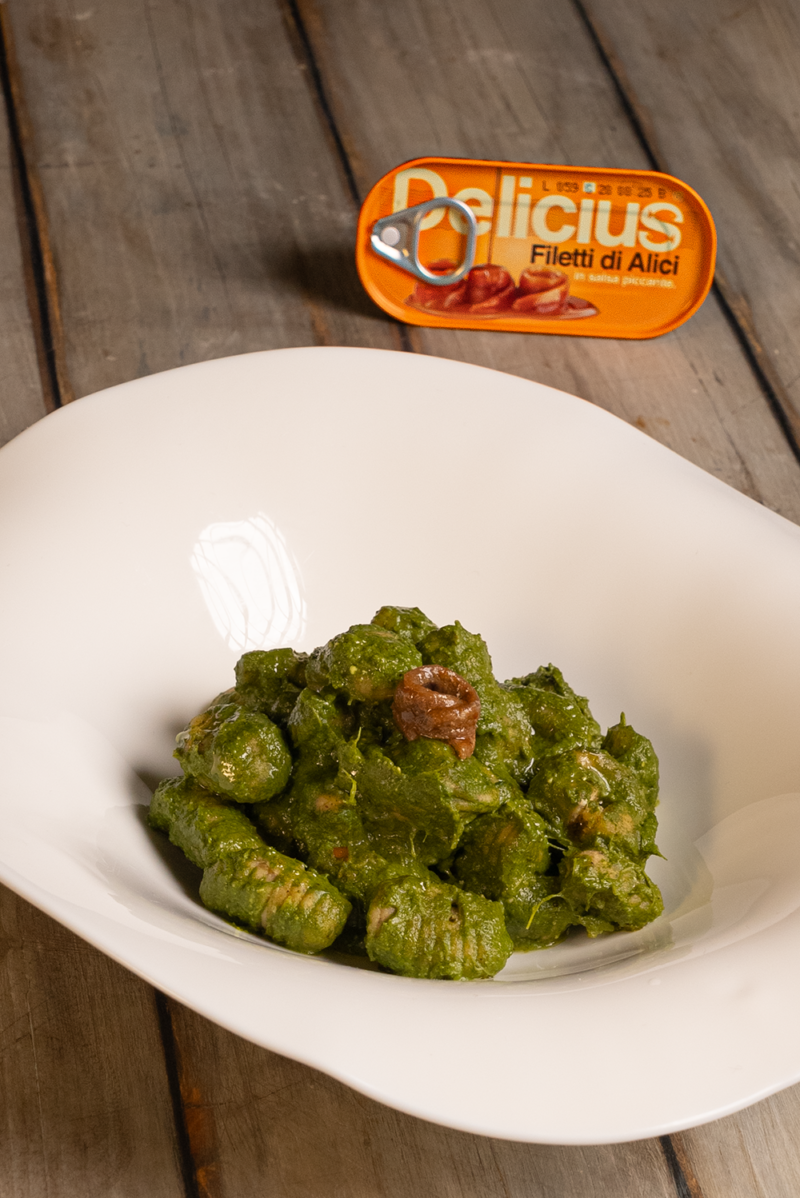 Gnocchetti di farina di ceci e grano saraceno con pesto di cime di rapa, pomodori secchi, pinoli e alici