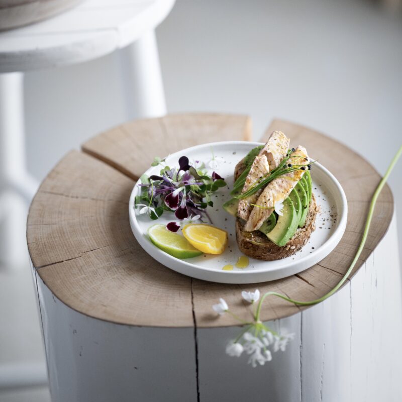 Toast integrale con avocado e sgombro