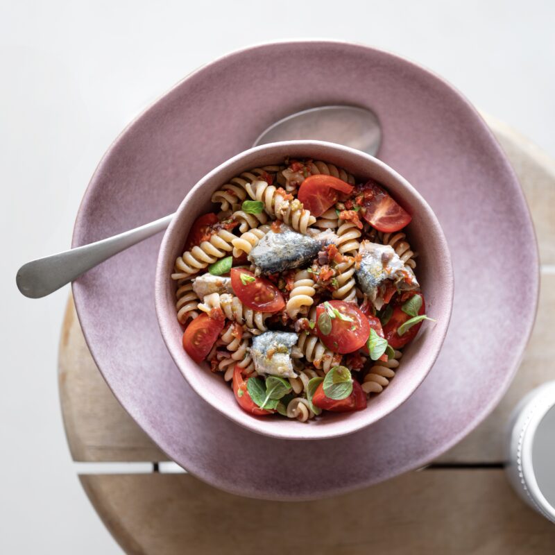 Fusilli con sardine e pesto di pomodori secchi