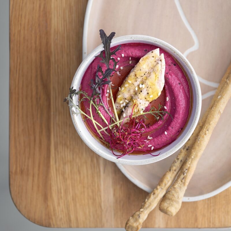 Hummus di barbabietola con sgombro