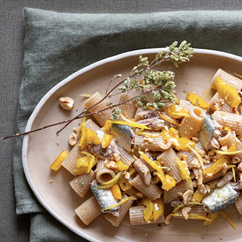 Mezze maniche integrali con sardine e peperoni