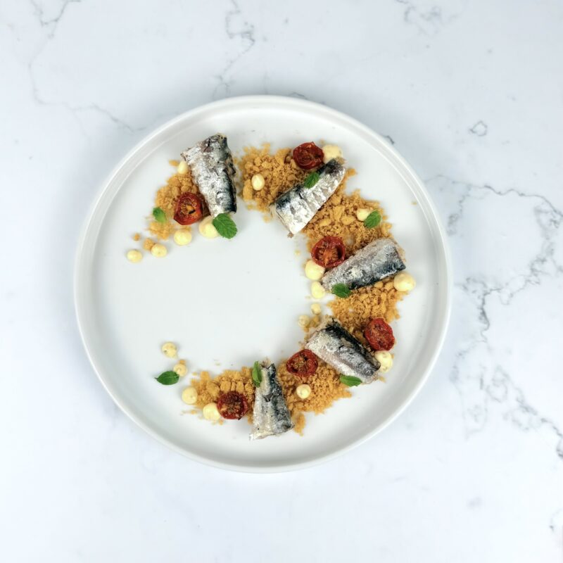Sardine in olio d’oliva su sabbia di taralli e pomodorini confit