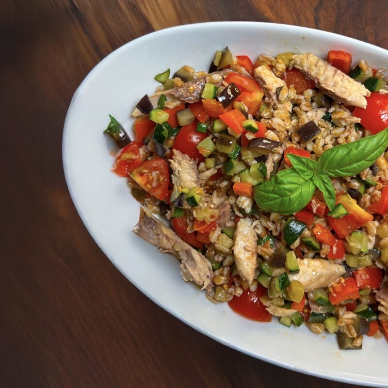 Insalata di farro, filetti di sgombro Delicius e verdure grigliate