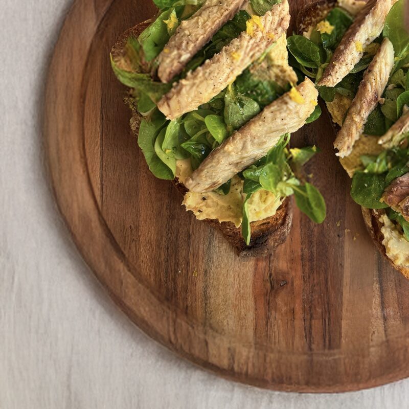 Bruschetta con hummus e sgombro