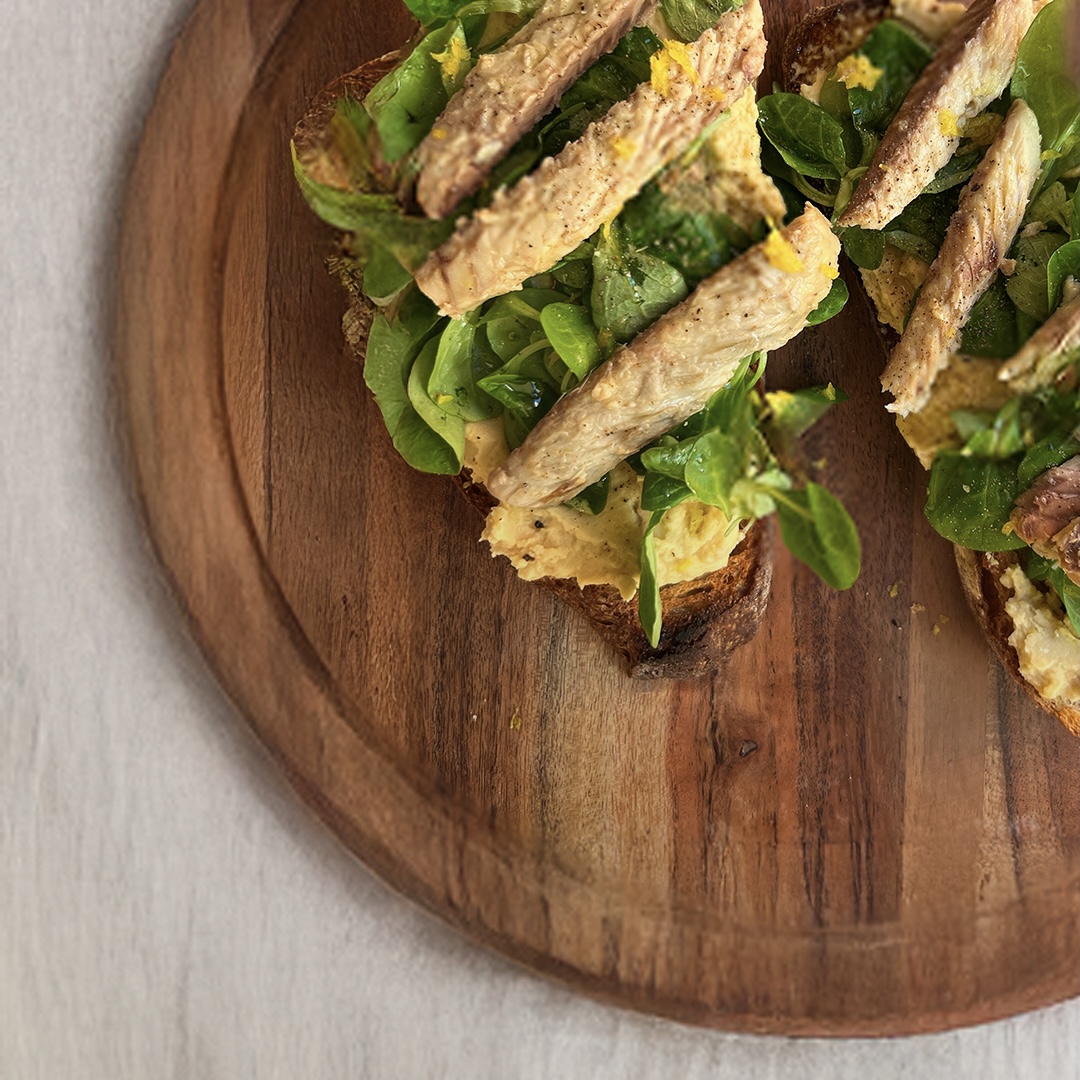 Bruschetta con hummus e sgombro