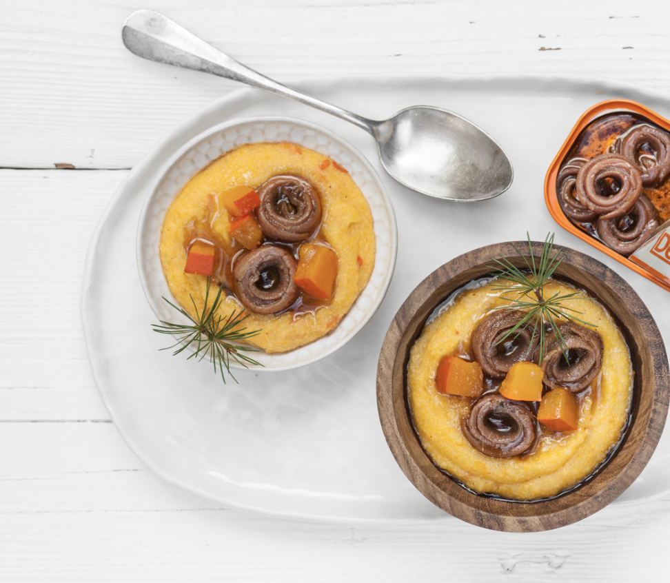 Polentine morbide con verdure e alici in salsa piccante