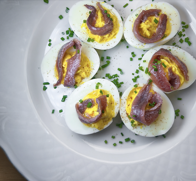 Uova ripiene con mousse di caprino e alici