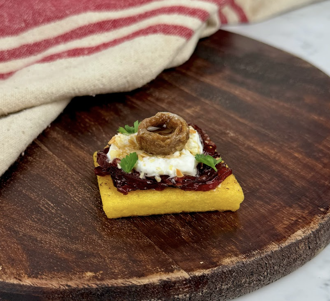 Polentine con cipolla, stracciatella e alici