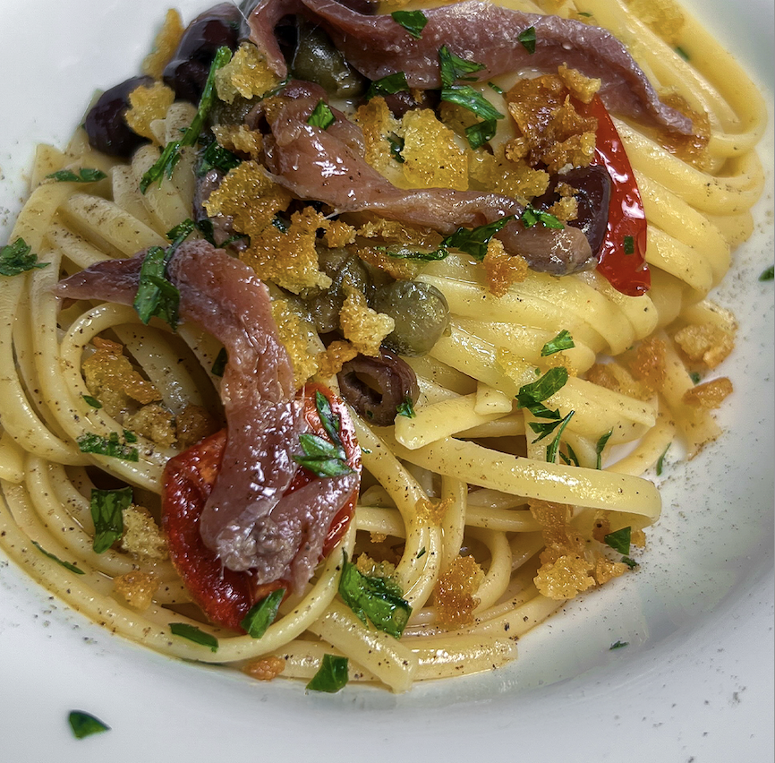 Linguine con capperi, olive e prezzemolo con Alici